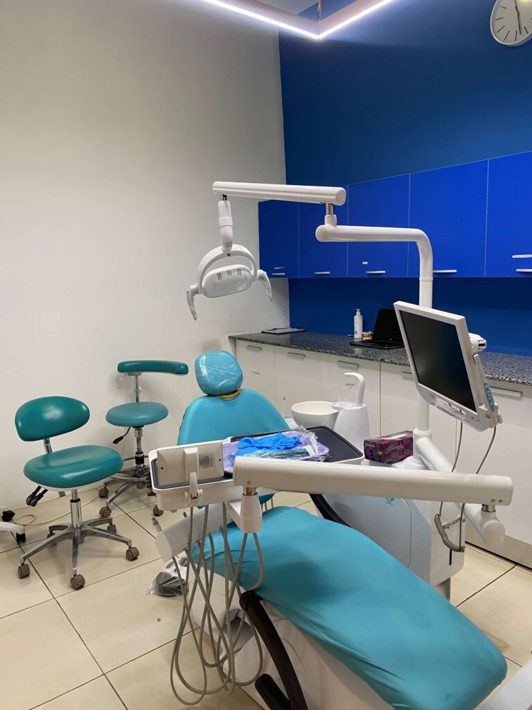 a dentist room from akcess dental set up to help those dealing with bad breath